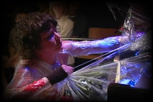 femme saran'wrap piano couleur